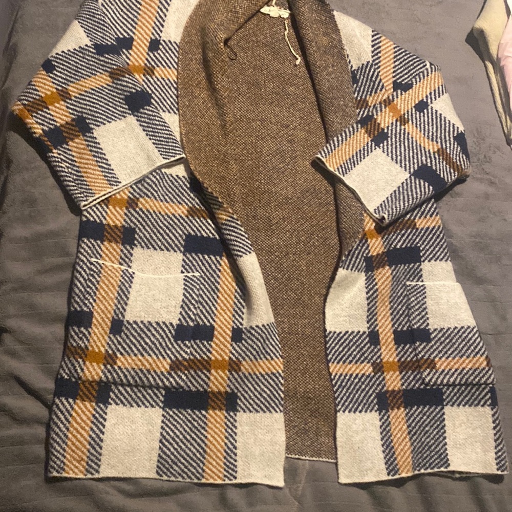 Colorful half sleeve cardigan with pockets. Perfect condition. Slightly worn